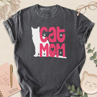Pepper colored Comfort Colors 1717 cotton T-shirt, featuring a "Cat Mom" funny cat design illustration. One Meow Two Souls brand.