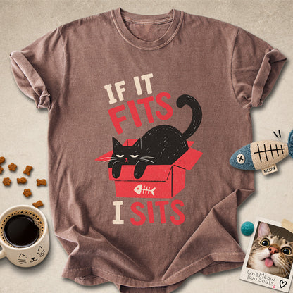 Espresso colored Comfort Colors 1717 cotton T-shirt, featuring a "If it fitsts I sits" funny cat design illustration. One Meow Two Souls brand.