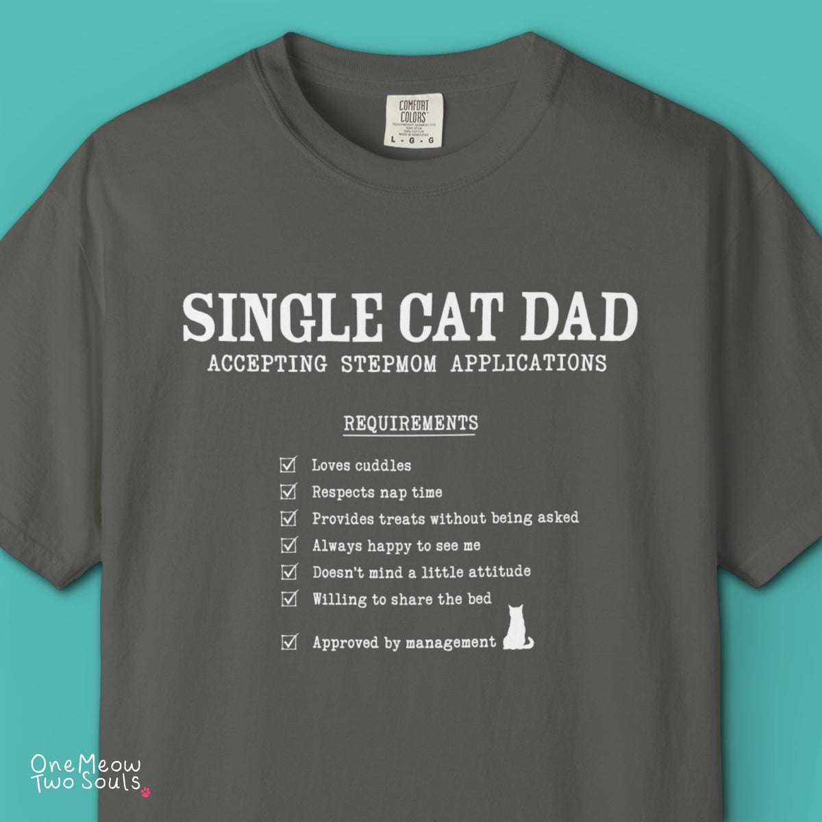 Pepper colored Comfort Colors 1717 cotton T-shirt, featuring a "Single cat dad accepting stepmom applications" funny cat design illustration. One Meow Two Souls brand.